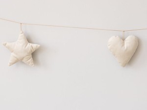 Girlanda serduszka i gwiazdki jasny beż PIAPIMO